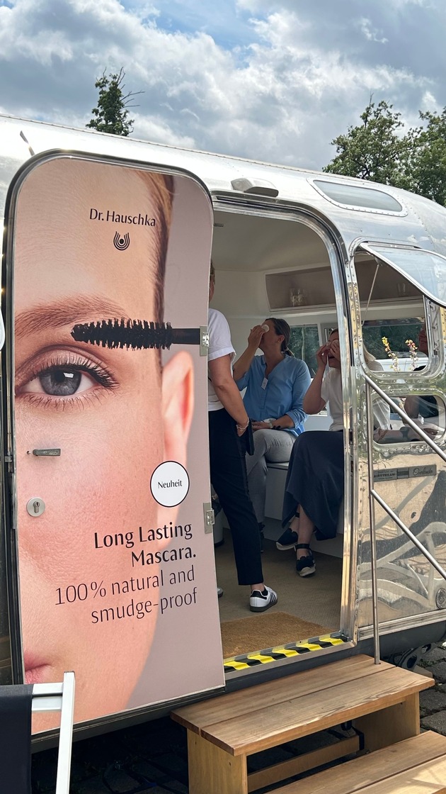 Dr. Hauschka Deutschland-Tour: Zum Neuprodukt Long Lasting Mascara tourt Dr. Hauschka mit seinem Airstream durch sechs deutsche Städte