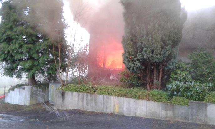 FW-AR: Brand einer Lagerhalle verlangt Großeinsatz von der Feuerwehr: 140 Wehrleute verhindern Übergreifen der Flammen / 3 Feuerwehrleute leicht verletzt / DRK-Einsatzfahrzeuge in Mitleidenschaft gezogen