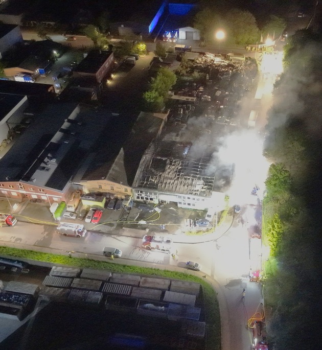 FW Grevenbroich: Feuerwehr Grevenbroich - Folgemeldung: Gro&szlig;brand im Industriegebiet Ost, KFZ-Betrieb ausgebrannt, &Uuml;bergreifen auf Schrottplatz verhindert, 150 Retter im Einsatz, Einsatzdauer weiter unbestimmt