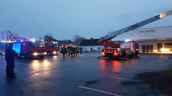 Feuerwehr Weeze: Brand in einer leerstehenden Markthalle