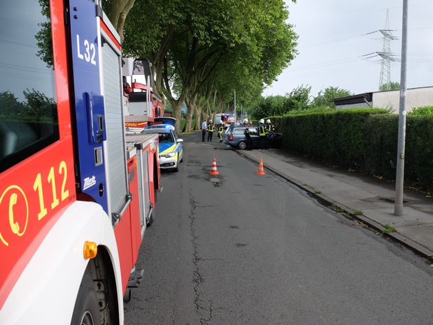 FW-GE: Eingeklemmte Person nach Pkw Unfall in Gelsenkirchen Rotthausen.