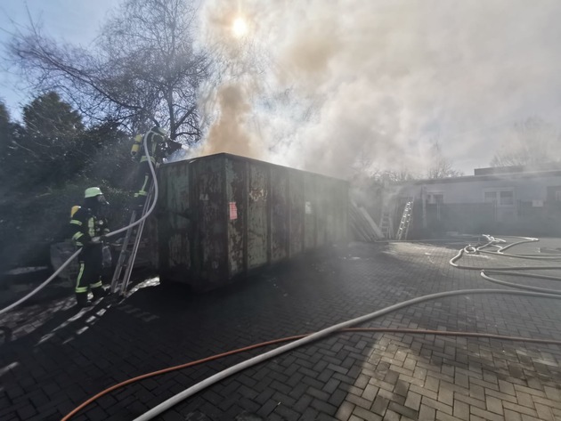 FW-Schermbeck: Brand Müllcontainer