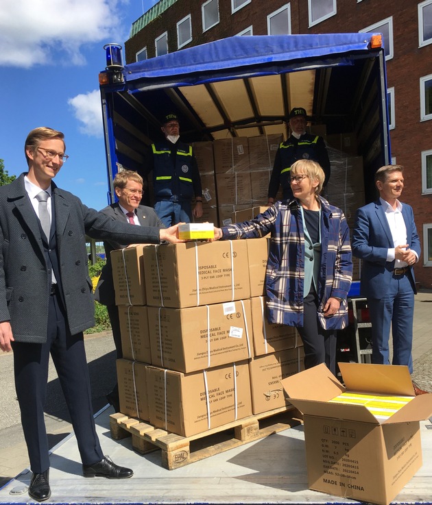 THW HH MV SH: Corona-Einsatz: Technisches Hilfswerk transportiert Spende von einer Million Schutzmasken an das Bundesland Schleswig-Holstein