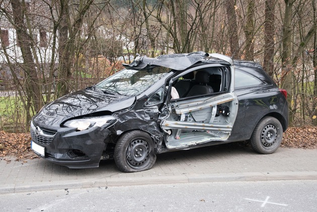 FW-OE: Verkehrsunfall mit zwei Verletzten - schonende Rettung durch die Feuerwehr