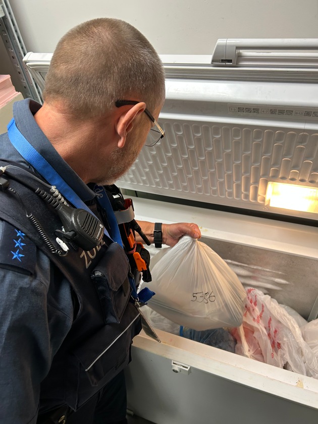 HZA-UL: Einfuhr verboten/Flughafen-Zoll vernichtet über 400 Kilogramm Lebensmittel