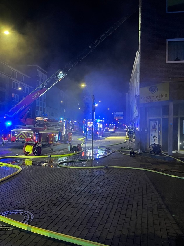 FW Bremerhaven: Brand in einem SB Waschsalon in der Georgstraße