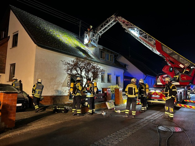 FW Gäufelden: Wohnungsbrand trotz mehrerer Löschversuche eines Bewohners