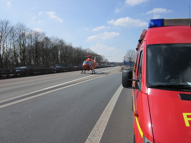 FW-GE: Verkehrsunfall mit drei Verletzten auf der Bundesautobahn A 42 
Rettungshubschrauber landet auf gesperrten Autobahn