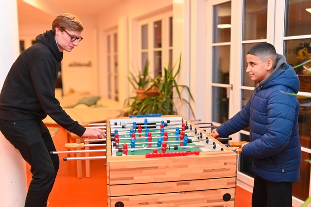 Wenn Hilfe ankommt: Omaze besucht die Arche Berlin und garantiert 500.000 Euro-Spende