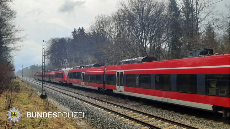 Bundespolizeidirektion München: Zug kollidiert mit Baum / Oberleitung setzt Unfallzug unter Strom
