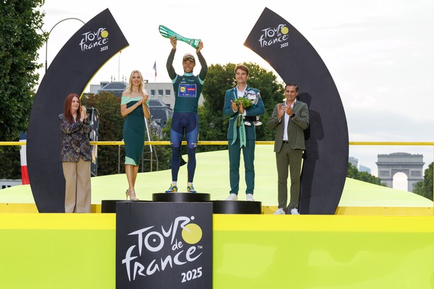 Der Gewinner der 112. Tour de France, Tadej Pogacar, erhält von Škoda Design gestaltete Trophäe