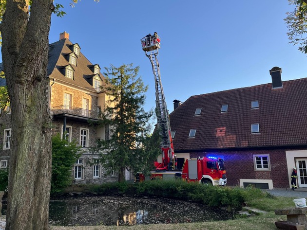 FW Ense: Zugübung des 1. und 3. Zuges - Einheiten üben die Zusammenarbeit auf &quot;Haus Füchten&quot; in Hünningen