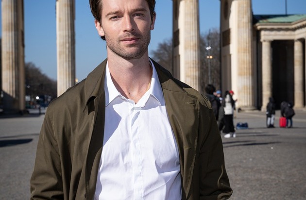 "The White Lotus" Staffel 3: Sky Deutschland und WOW begrüßen Patrick Schwarzenegger in Berlin