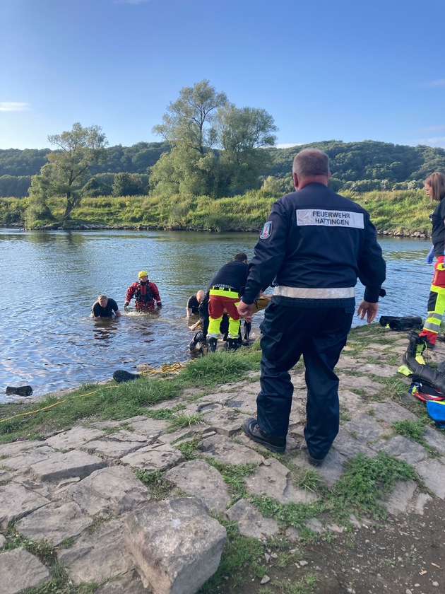 FW-EN: Hattinger Feuerwehr rettet Mann vor dem Ertrinken aus der Ruhr