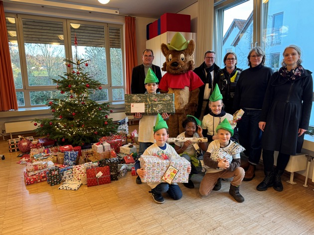 POL-BN: Liebgewonnene Tradition: Polizei Bonn unterstützt Familienfonds "Robin Good" / 100 Weihnachtsgeschenke an Kinder und Jugendliche übergeben