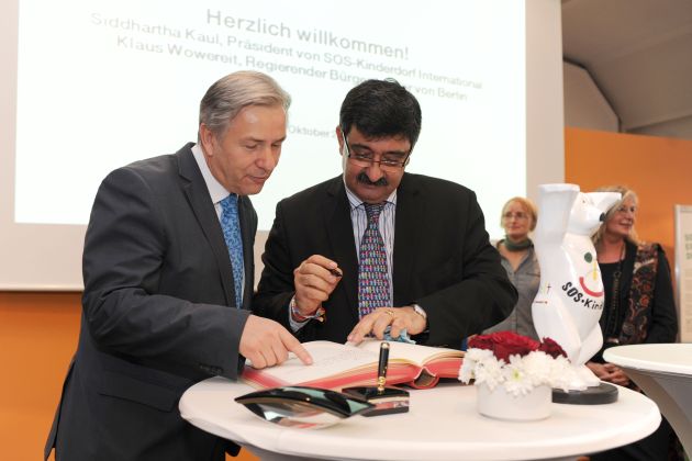 In Berlin und auf der ganzen Welt: Klaus Wowereit empfängt den internationalen SOS-Kinderdorf-Präsidenten Siddhartha Kaul in der Hauptstadt (BILD)