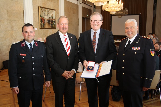 Engagement der öffentlichen Versicherer gewürdigt / Deutsches Feuerwehr-Ehrenkreuz für Ulrich-Bernd Wolff von der Sahl (FOTO)