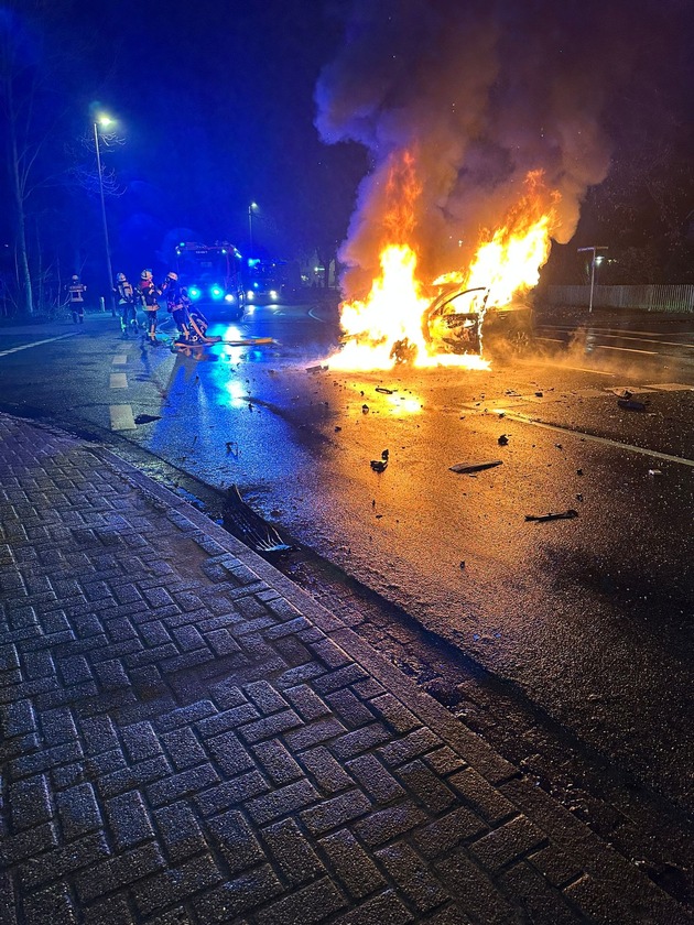 FW Celle: Verkehrsunfall - PKW in Vollbrand!