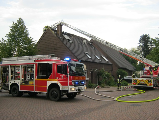 FW Dinslaken: Dachstuhlbrand in Dinslaken Bruch