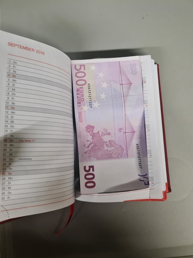 HZA-D: Terminkalender entpuppte sich als Geldversteck. Zoll am Düsseldorfer Flughafen findet Bargeld bei Reisender.