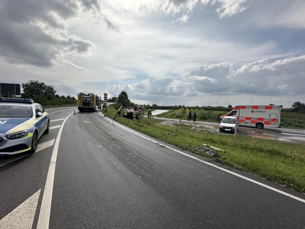 FW Weinheim: Verkehrsunfall auf der Kreisverbindungsstraße, Pkw landet auf der Seite
