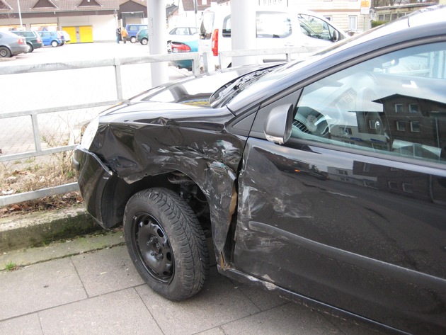 POL-HOL: Holzminden - Fürstenberg Straße / Gartenstraße: Vorfahrt missachtet - 8.000,-- EUR Sachschaden