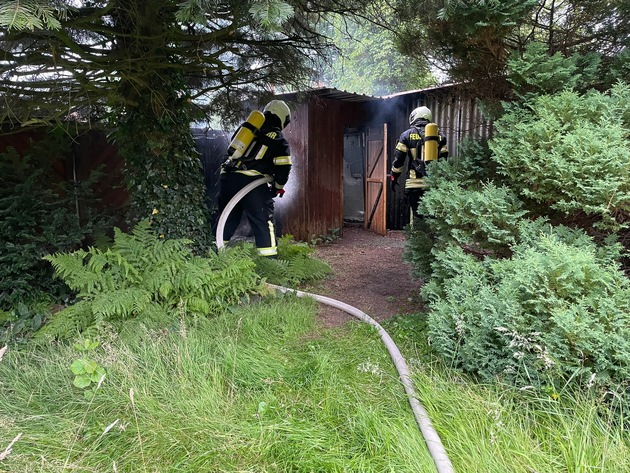 FW-AUR: Holzteile von Hütte und Zaun in Brand