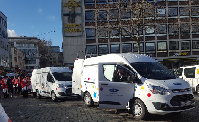 Zum 66. Mal beim Härtetest mit &quot;Kamelle&quot; und &quot;Strüßjer&quot;: Ford unterstützt den Kölner Rosenmontagszug 2017 mit Transit Bagagewagen-Flotte und über 70 Freiwilligen (FOTO)