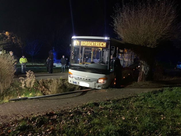 FW Borgentreich: Unfall mir einem Linenbus. Durch den Unfall wurde niemand verletzt. Alle beteiligten hatten großes Glück.