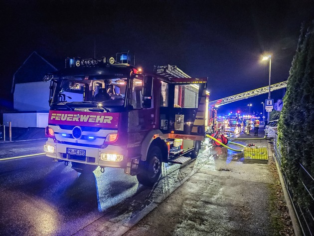 FW Menden: Vier Verletzte nach Brand in einem Wohnhaus