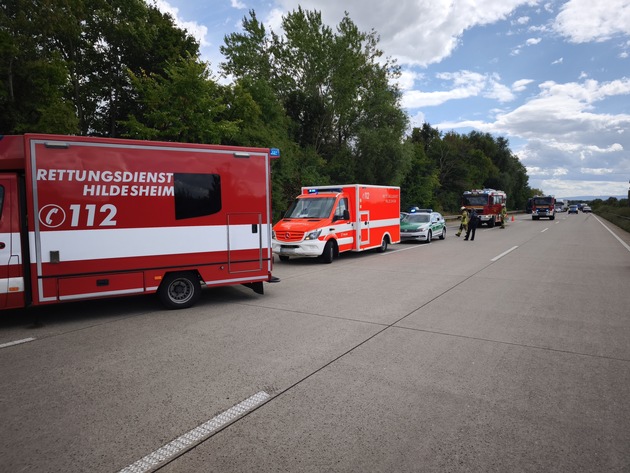 HZA-BS: Der ZOLL leistet Erste Hilfe auf der Bundesautobahn 7 bei Hotteln / Zwei Autos und ein LKW verunfallen