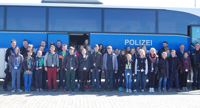 POL-CUX: Zukunftstag bei der Polizeiinspektion Cuxhaven begeisterte 38 Mädchen und Jungen