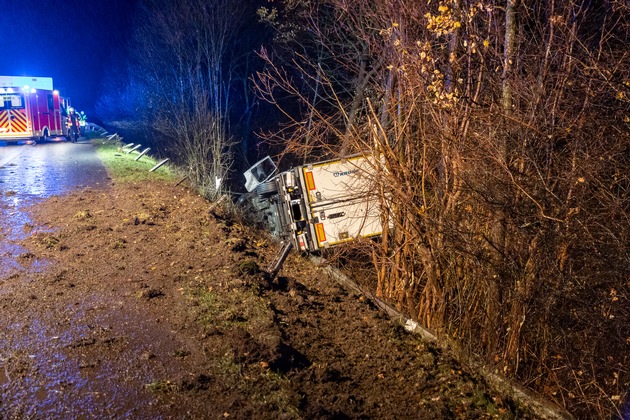 FW Porta Westfalica: 07.12.2025 - BAB2: LKW stürzt Böschung hinab / 2 Personen leichtverletzt
