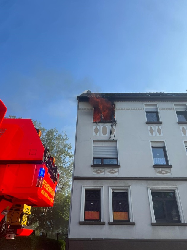 FW-MH: Ausgedehnter Wohnungsbrand im Bereich der Saarner Straße