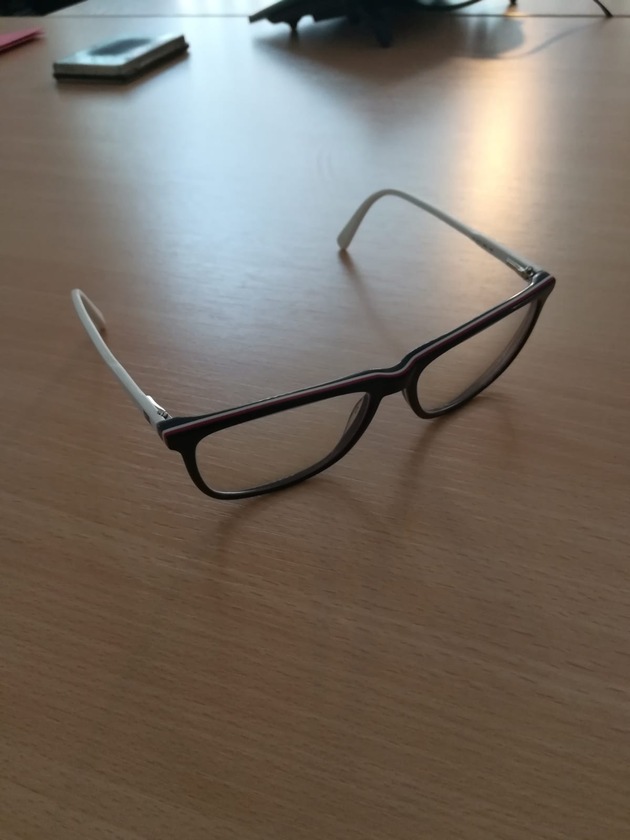 POL-STD: Brille am Bassenflether Strand aufgefunden