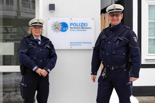 POL-GT: Polizeioberkommissarin Heike Kreß und Polizeihauptkommissar Rainer Borgmeier als Bezirksdienstbeamte in Rietberg offiziell begrüßt