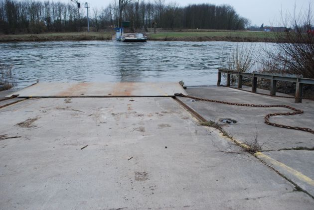 POL-NI: LKW in Weser entdeckt - Lebloser Körper des Fahrers abgetrieben und noch nicht gefunden -Bilder im Download-