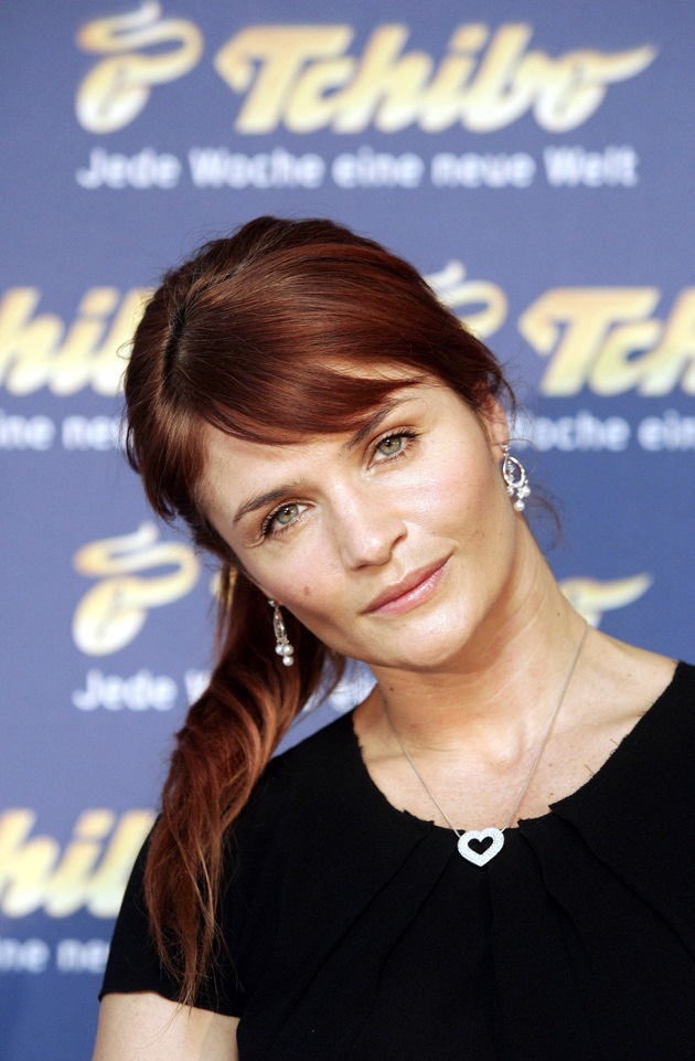 Topmodel Helena Christensen präsentiert &quot;göttlichen&quot; Goldschmuck