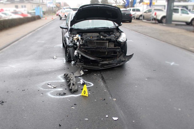 POL-DN: 45.000 Euro Sachschaden nach Unfall an Parkplatzausfahrt
