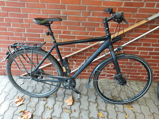 POL-SE: Wedel - Fahrraddiebe gestellt - Eigentümer gesucht