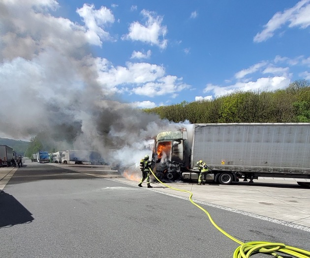 FW-EN: Feuerwehr Gevelsberg löscht brennende Sattelzugmaschine auf der A1