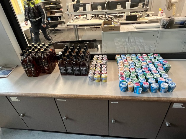 POL-BOR: Gronau - Zivilstreife überführt mutmaßliche Seriendiebe - umfangreiches Diebesgut sichergestellt