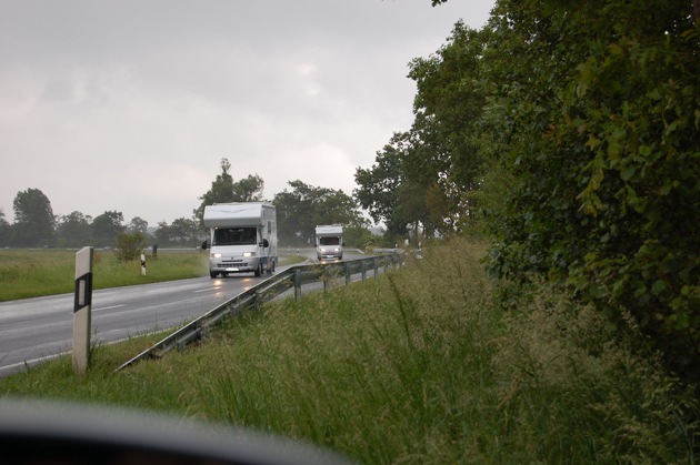 POL-CUX: B 73: Neue Schutzplanken für mehr Sicherheit installiert Fotos für Sie als Download in der digitalen Pressemappe.Siehe unten.