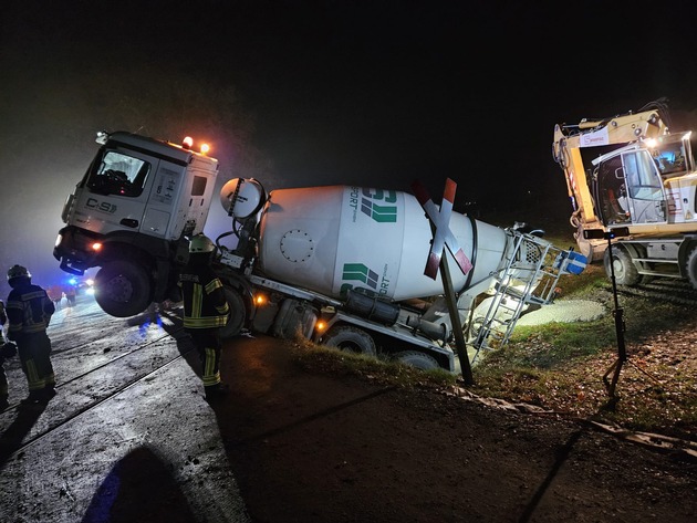 POL-STD: Betonmischer kommt von der Fahrbahn ab und blockiert Bahnstrecke