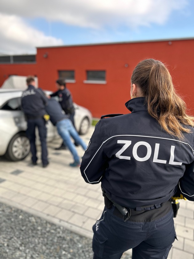 HZA-R: Zoll-Großeinsatz in der Oberpfalz und Großzöbern: Drei Kilo Kokain, zehn Liter Amphetamin, Waffen und Bargeld aus dem Verkehr gezogen