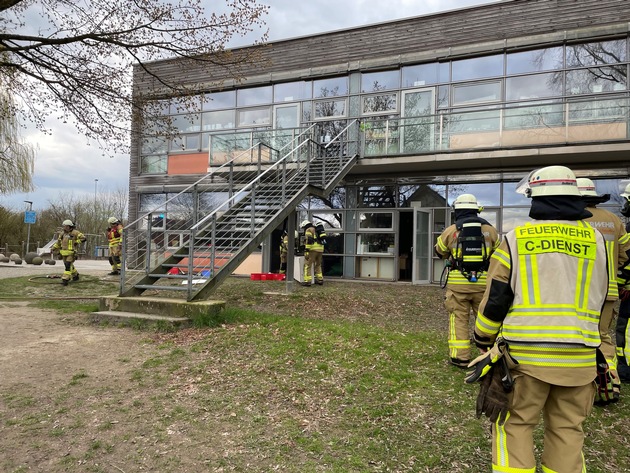 FF Bad Salzuflen: Feuer bricht in Klassenzimmer der Grundschule Knetterheide aus / Rauch breitet sich im Gebäude aus. Verletzt wird zum Glück niemand.