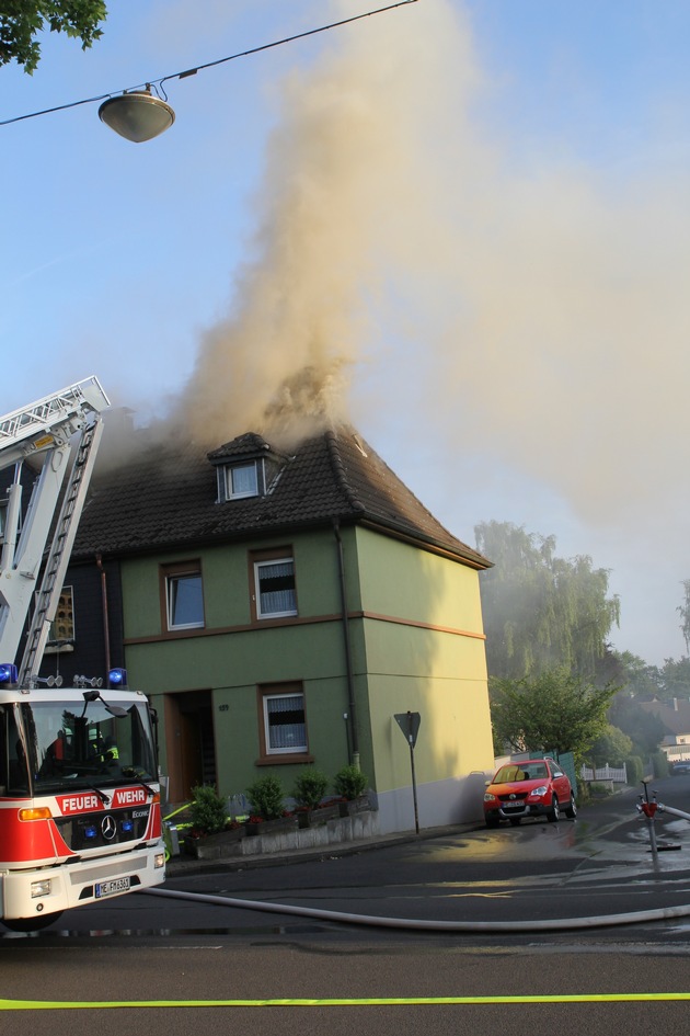 FW Mettmann: Dachstuhlbrand in einem Einfamilienhaus