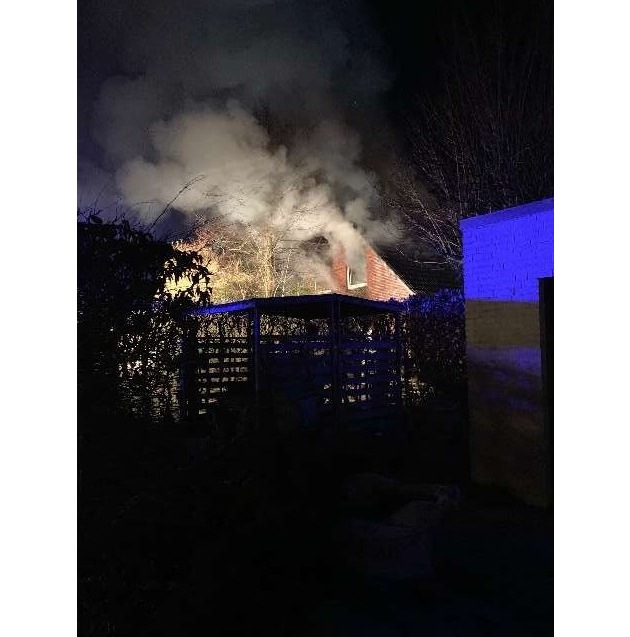 POL-WHV: Dachstuhlbrand eines Einfamilienhauses in Schortens (2 Fotos) - Brandursachenermittlungen dauern an