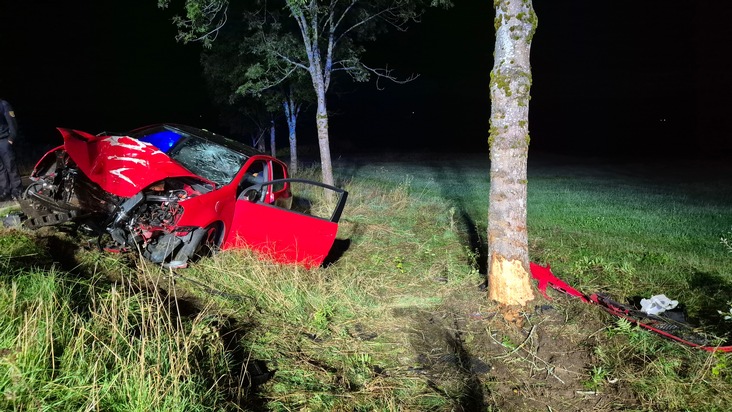 FW VG Westerburg: PKW prallte frontal gegen Baum - Feuerwehr sichert Fahrzeug mit technischem Ger&auml;t