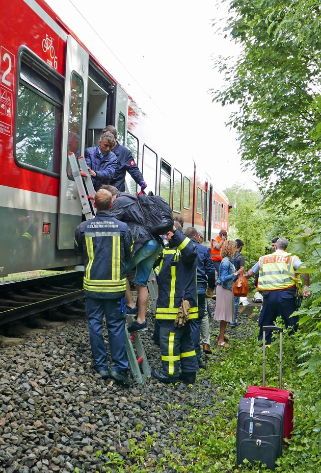 FW-GE: Feuerwehr Gelsenkirchen unterstützt bei der Evakuierung einer S-Bahn